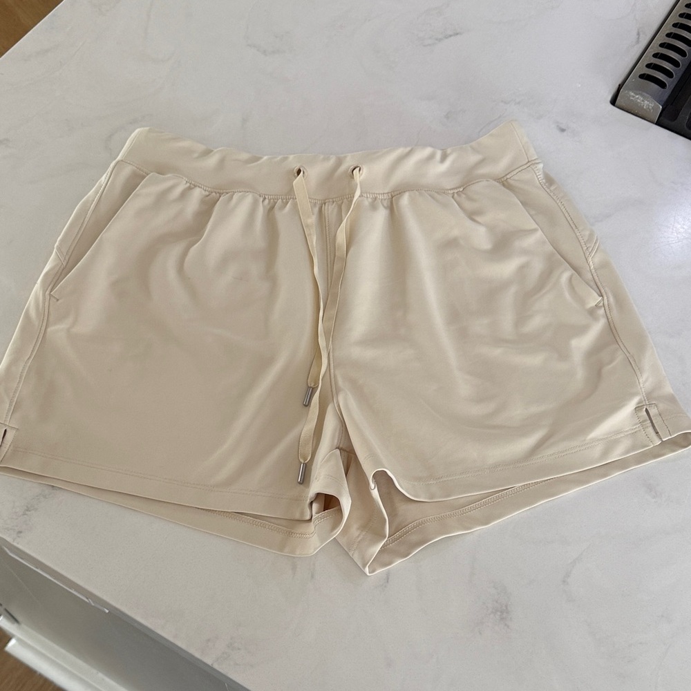 Old Navy active Women's cream Athletic Shorts high rise go-dry